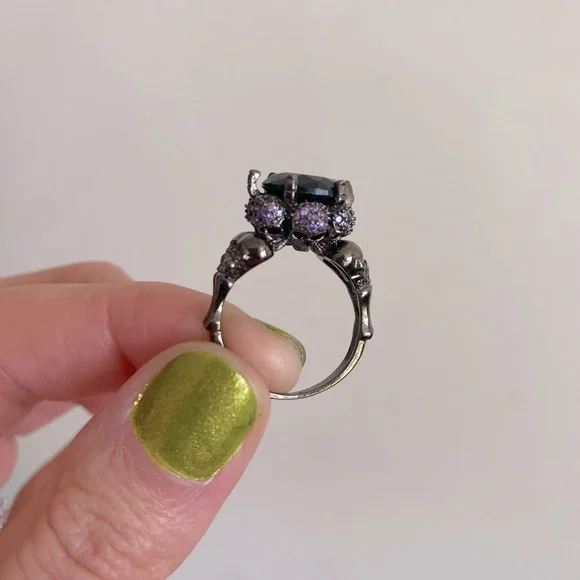 Dark 925 Silver Ring w Skull Heads and Purple Stone Accents & Black Center Stone - Picture 2 of 6